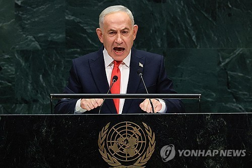 베냐민 네타냐후 이스라엘 총리가 아랍에미리트(UAE) 아부다비를 비밀리에 방문해 무함마드 빈 자이드 알나하얀 UAE 대통령과 회동하고 있다. 연합뉴스