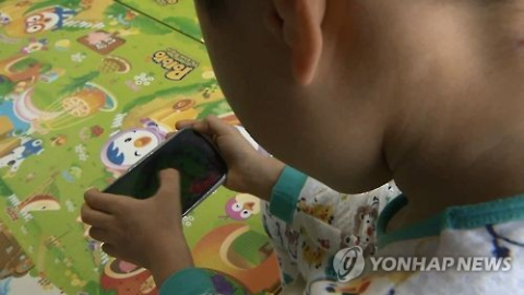 영유아 절반, 만 2세 전 스마트폰 시작…WHO 권고 무색