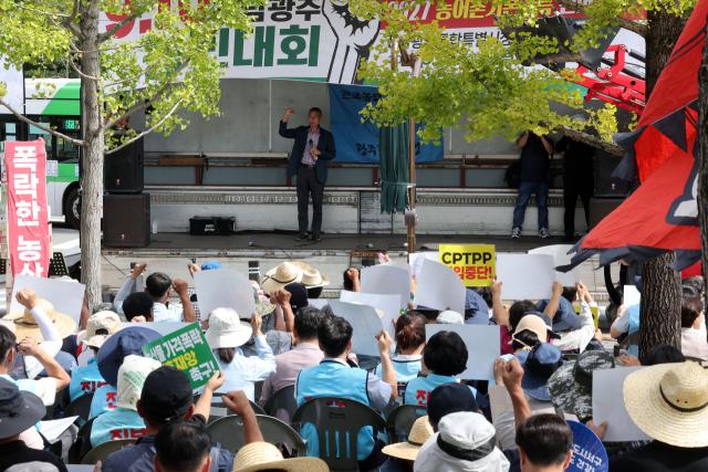 10일 오후 전남광주통합특별시청 광주청사 앞에서 열린 9·10 농민대회에서 농민들이 농어촌 기본소득을 전남광주 전역으로 확대할 것을 촉구하고 있다. 연합뉴스