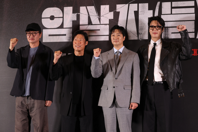 허진호 감독(왼쪽부터), 배우 유해진, 박해일, 이민호가 8일 서울 강남구 삼성동 코엑스 메가박스에서 열린 영화 