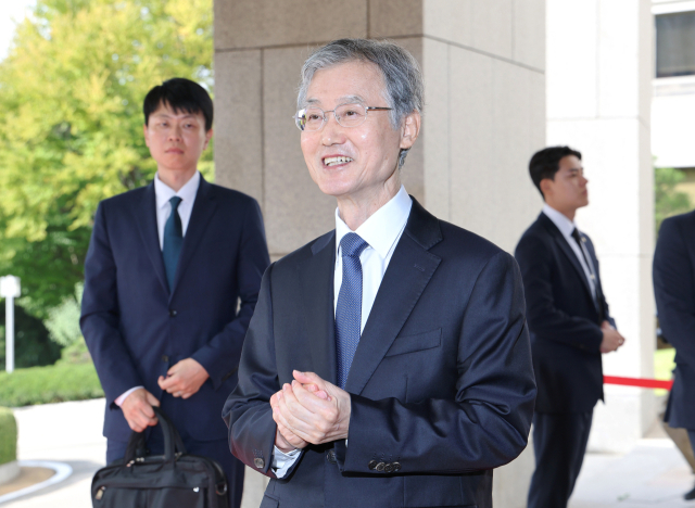 조희대 대법원장이 28일 서울 서초구 대법원으로 출근하며 취재진의 질문에 답변하고 있다. 연합뉴스