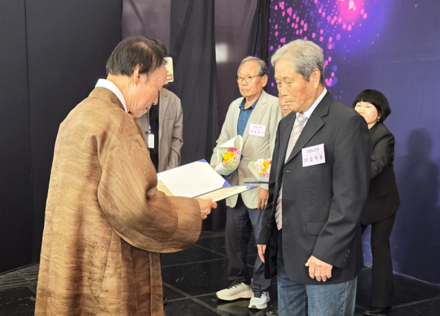 대한노인회 안동시지회는 28일 안동 탈춤공연장에서 