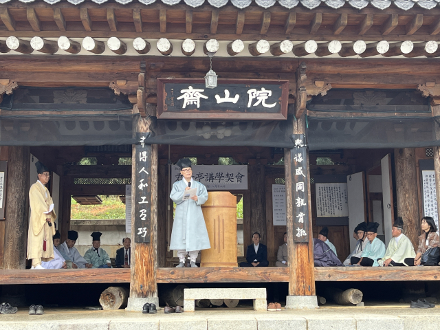28일 박권현 청도군수를 비롯한 지역 유림들이 군자정 강학계를 진행하고 있다. 청도군 제공