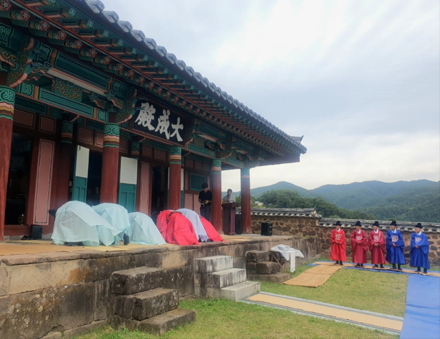 28일 영양향교 대성전에서 공자 등 성현에게 제사를 올리는 추계 석전대제가 봉행되고 있다. 영양군 제공