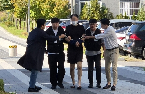 추석 연휴 경기 남양주의 한 별장에서 70대 여성을 흉기로 찔러 숨지게 한 혐의를 받는 50대 수행 기사가 구속 전 피의자 심문을 받았다. 28일 오후 살인 혐의를 받는 50대 남성 A씨는 의정부지방법원 남양주지원에서 열린 영장실질심사에 출석했다. 연합뉴스