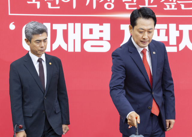 국민의힘 장동혁 대표(오른쪽)가 취임 인사를 위해 국민의힘을 찾은 강신철 국방부 장관과 28일 국회에서 만나 악수를 마친 뒤 자리에 앉고 있다. 연합뉴스