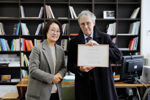 해리 루텐(오른쪽) 벨기에 리드미술관 관장과 강효연 전 대구미술관 학예실장이 지난 2월 열린 기증협약식 후 기념촬영을 하고 있다. 대구미술관 제공