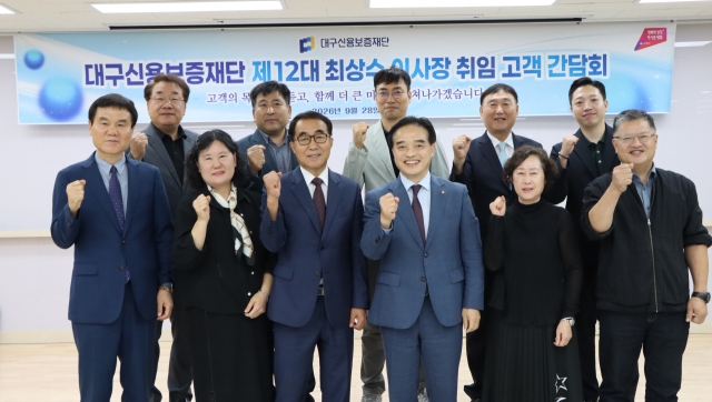 최상수 제12대 대구신용보증재단 이사장이 28일 공식 취임했다. 업무 첫날 최 이사장은 기업성장지원센터에서 현장 상담을 진행하고, 재단을 찾은 고객들로부터 자금조달 과정에서 겪는 문제와 불편사항을 청취했다. 대구신보 제공