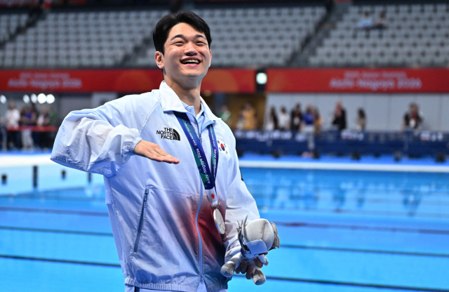 김영남이 2026 아이치·나고야 아시안게임 다이빙 남자 1m 스프링보드 경기에서 은메달을 딴 뒤 세리머니를 하고 있다. 로이터연합뉴스