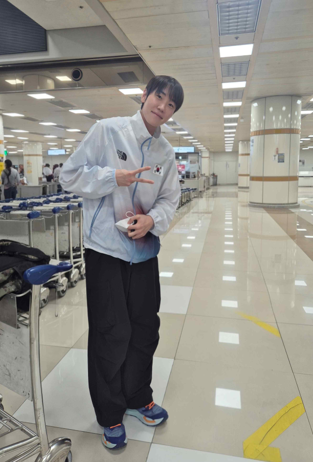 한국 펜싱 남자 사브르 단체전에서 금메달을 목에 건 도경동. 채정민 기자
