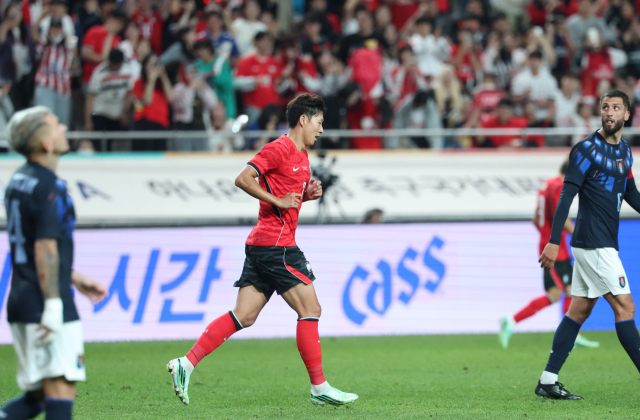 손흥민이 28일 서울월드컵경기장에서 열린 축구 대한민국과 우루과이의 평가전에서 만회골을 터트린 후 서둘러 센터서클로 향하고 있다. 연합뉴스