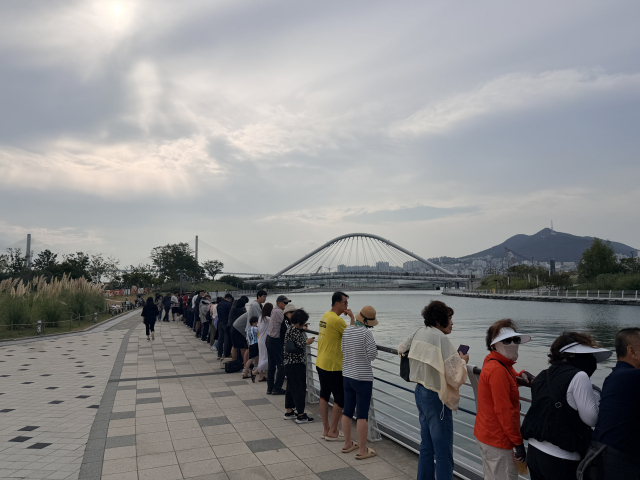 29일 오전 부산 북항 친수공원을 찾은 시민들이 이날 외해 유도를 앞둔 상어 