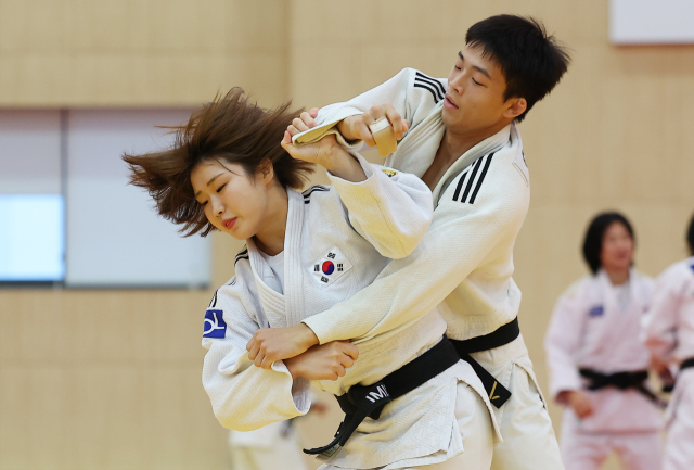 유도 국가대표 허미미가 지난 9일 충북 진천군 진천국가대표선수촌에서 열린 2026 아이치·나고야 아시안게임 유도 국가대표팀 미디어데이 공개 훈련에서 연습하고 있다. 연합뉴스