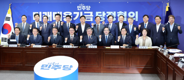 더불어민주당 김민석 대표가 29일 국회 의원회관에서 열린 미래대응기금 당정협의에서 참석자들과 함께 기념 촬영을 하고 있다. 아랫줄 왼쪽부터 우상호 강원도지사, 권칠승 정책위의장, 한병도 원내대표, 김 대표, 윤호중 행정안전부 장관, 박홍근 기획예산처 장관, 박찬대 인천광역시장, 추미애 경기도지사. 윗 줄 왼쪽부터 위성곤 제주특별자치도지사, 이원택 전북특별자치도지사, 박수현 충청남도지사, 신용한 충청북도지사, 이해식 행정안전위 간사, 김영진 행정안전위원장, 전재수 부산광역시장, 허태정 대전광역시장, 김상욱 울산광역시장, 민형배 전남광주통합특별시장, 조상호 세종특별자치시장, 이광재 예산결산특위 위원장, 염태영 참좋은지방정부 위원장. 연합뉴스