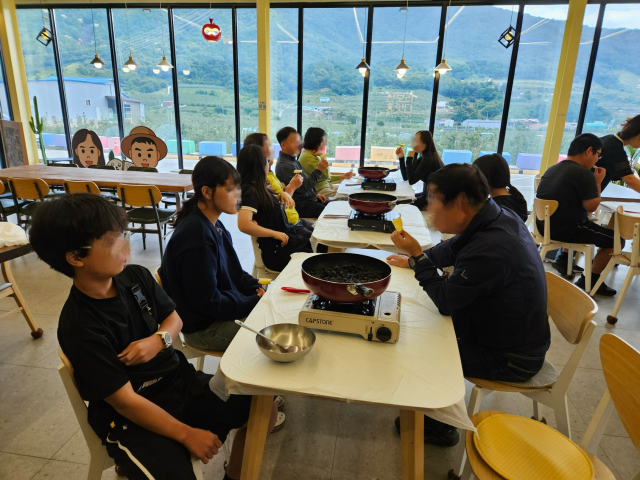 사제의 달콤한 동행 프로그램에 참가한 학교밖 청소년들과 교사들이 오디잼과 샌드위치를 만들고 있다. 영주시 제공