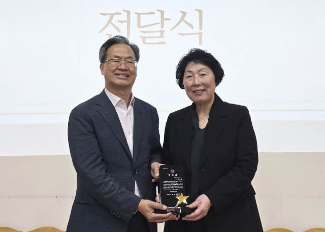 오도창 영양군수(왼쪽)가 신상숙 영양어린이집 원장에게 공로패를 전달하고 기념 촬영하고 있다. 영양군 제공