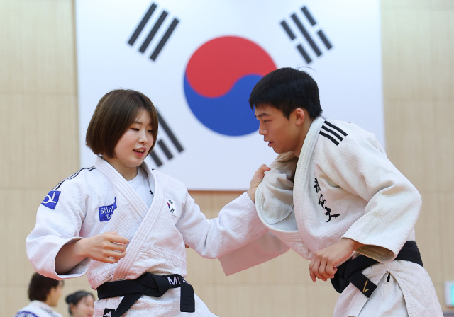 유도 국가대표 허미미가 9일 충북 진천군 진천국가대표선수촌에서 열린 2026 아이치·나고야 아시안게임 유도 국가대표팀 미디어데이 공개 훈련에서 연습하고 있다. 연합뉴스