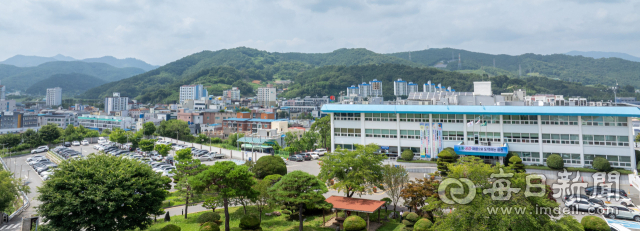 전국 최초로 농촌특화지구로 지정된 경남 합천군청 청사와 시가지 모습. 합천군 제공