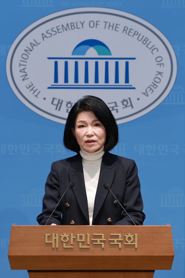 국민의힘 이진숙 의원이 29일 국회 소통관에서 고(故) 육영수 여사 피격 사건을 다룬 영화 