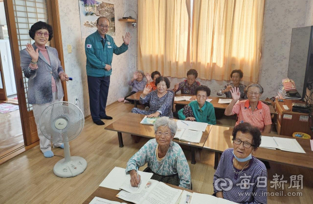 박재홍 합천읍장이 경로당을 찾아 어르신들과 인사를 나누고 있다. 합천군 제공