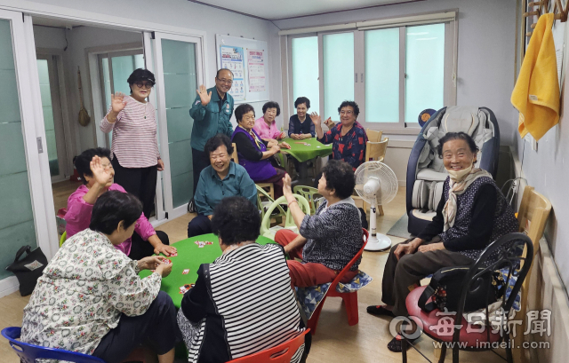합천읍이 28일부터 29일까지 지역 경로당 39개소를 순회 방문해 추석 명절 이후 어르신들의 안부를 살폈다. 합천군 제공