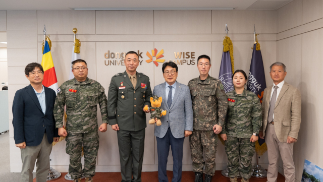 29일 해병대 교육훈련단장 김수용 준장(왼쪽 세번째)과 군 관계자들이 동국대WISE캠퍼스 류완하 총장(왼쪽 네번째)에게 해병대 사령관 감사패를 전달한 후 기념사진을 촬영하고 있다.