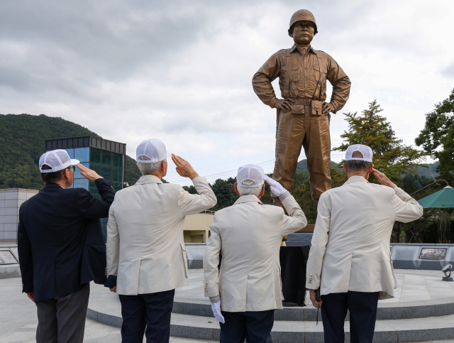 29일 칠곡군 다부동전적기념관에서 열린 제76주년 다부동전투 전승기념행사에서 6·25 참전유공자들이 백선엽 장군 동상을 향해 거수경례를 하고 있다. 이날 행사는 6·25전쟁 당시 낙동강 방어선을 지킨 다부동전투의 승리를 기념하고 참전용사들의 희생과 헌신을 기리기 위해 열렸다. 김영진 기자 kyjmaeil@imaeil.com