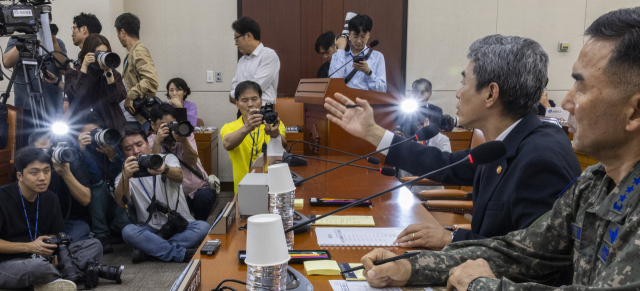 강신철 국방부 장관이 29일 국회 국방위원회에서 열린 DMZ 지뢰 추정 폭발사고 현안 질의에 참석해 DMZ 사고 관련 의원 질의에 답하고 있다. 연합뉴스