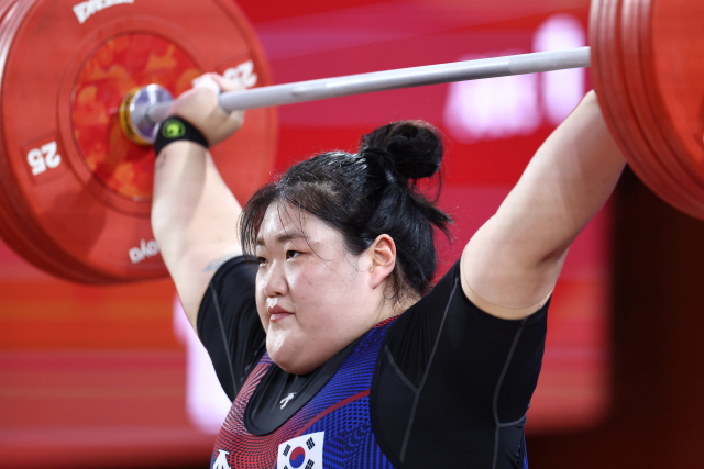박혜정이 29일 일본 아이치현 나고야 중소기업진흥회관에서 열린 2026 아이치·나고야 아시안게임 여자 역도 86㎏ 이상급 경기에서 인상 1차 시기 128kg을 성공하고 있다. 연합뉴스