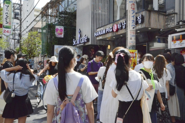 도쿄 신오쿠보 젊은이들. 일본 도쿄의 코리아타운 신오쿠보를 방문한 일본 젊은이들. 사진은 기사 내용과 직접 관련 없음. 교도 자료사진, 연합뉴스.