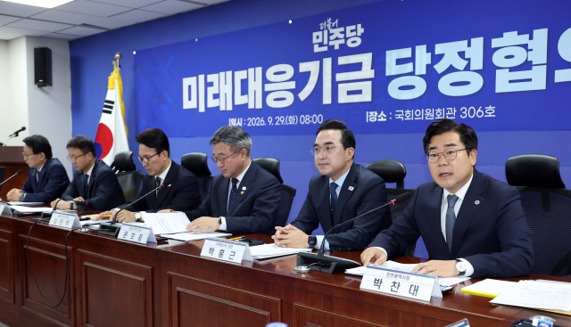 시도지사협의회장인 박찬대 인천광역시장(오른쪽 첫 번째)이 29일 국회 의원회관에서 열린 미래대응기금 당정협의에서 발언하고 있다. 이날 당정은 지방 광역단체장들과 함께 미래대응기금 및 지방교부세 개편 관련 논의를 했다. 연합뉴스