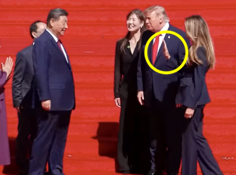 시진핑 손 내밀자 멜라니아 '손사래'치고 뒤로 물러나…알고보니