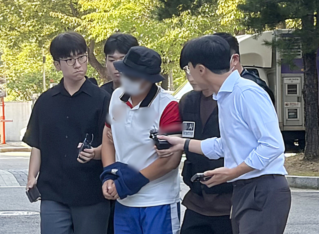 공공장소흉기소지 혐의를 받는 천모 씨가 29일 서울 양천구 남부지방법원에서 열린 구속 전 피의자 심문(영장실질심사)에 출석하고 있다. 천씨는 지난 27일 오후 3시45분께 서울 영등포구 양화한강공원 인근에서 흉기를 들고 행인들을 위협한 혐의를 받는다. 연합뉴스