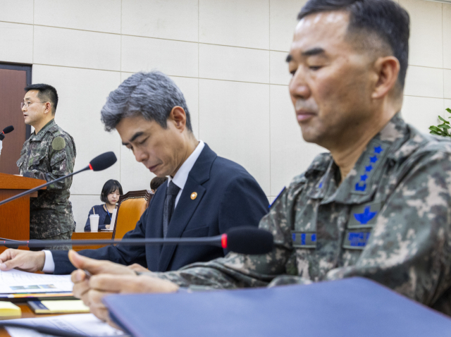 양진혁 합동참모본부 작전부장(왼쪽)이 29일 국회에서 열린 국방위에서 열린 DMZ 지뢰 추정 폭발사고 현안 질의에서 DMZ 지뢰추정 폭발사고 현장 조사 결과 보고를 하고 있다. 연합뉴스