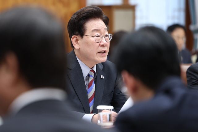 이재명 대통령은 29일 청와대에서 주재한 국무회의에서 최근 비무장지대(DMZ)에서 발생한 지뢰 추정 폭발 사고와 관련, 