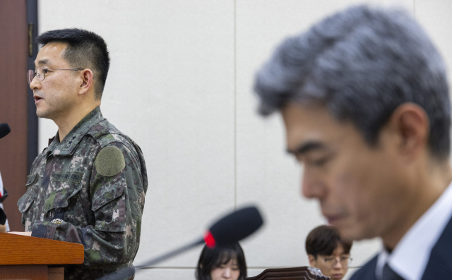 양진혁 합동참모본부 작전부장이 29일 국회에서 열린 국방위에서 열린 DMZ 지뢰 추정 폭발사고 현안 질의에서 DMZ 지뢰추정 폭발사고 현장 조사 결과 보고를 하고 있다. 연합뉴스