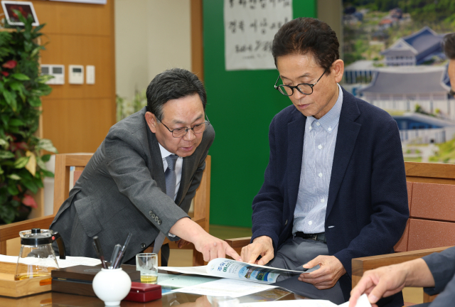 전화식 성주군수(왼쪽)가 이철우 경북도지사에게 내년도 성주군 핵심 사업에 대해 설명하고 있다. 성주군 제공