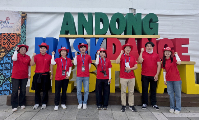 안동시 공무원 통역지원단이 탈춤 축제장 곳곳을 누비며 외국인들을 안내하고 있다. 안동시 제공