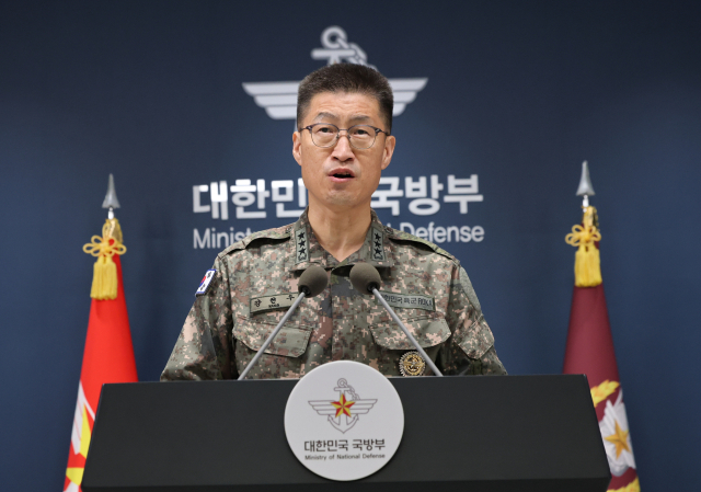 강현우 합참 작전본부장이 30일 서울 용산구 국방부에서 비무장지대(DMZ) 지뢰 폭발 관련 입장을 발표하고 있다. 연합뉴스