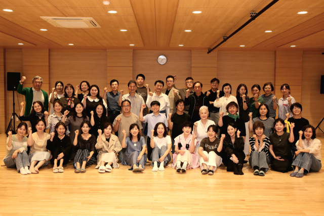 2·18합창단 단원들이 대구공연예술연습공간 대연습실에서 파이팅을 외치고 있다. 김도훈 기자