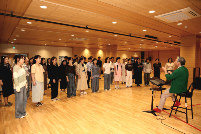 2·18합창단 단원들이 대구공연예술연습공간 대연습실에서 합창 연습을 하고 있다. 김도훈 기자