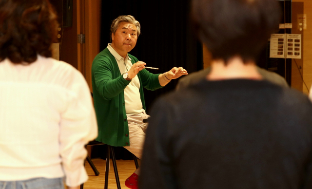 김산봉(가운데) 2·18합창단 지휘자와 대구공연예술연습공간 대연습실에서 합창 지도를 하고 있다. 김도훈 기자