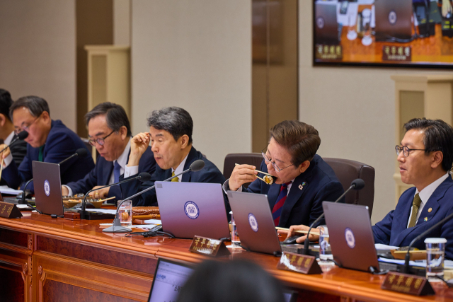 이재명 대통령이 지난해 6월 5일 서울 용산 대통령실 청사에서 김밥을 먹으며 국무회의를 이어가는 모습. 연합뉴스