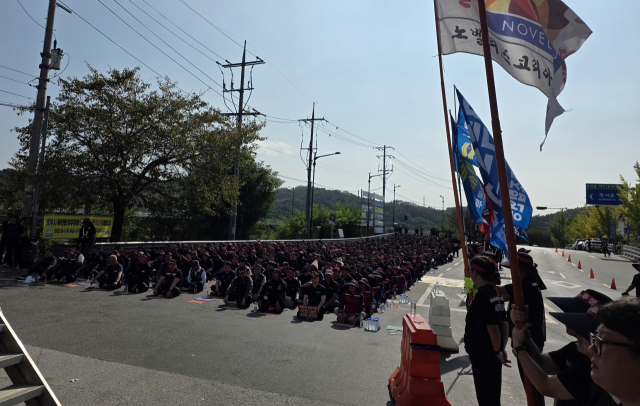 노벨리시코리아 영주공장 노조가 30일 전 조합원 총력 집회에 나섰다. 마경대 기자