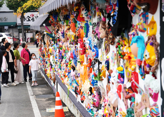 2026안동국제탈춤페스티벌 현장에서는 한 자리에서 세계 얼굴의 매력을 볼 수 있는 다양한 공간이 마련되고 있다. 안동시 제공