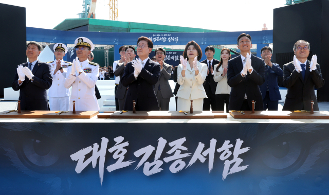 이재명 대통령과 김혜경 여사가 30일 울산에서 열린 대호김종서함 진수식에서 안전항해 기원의식 후 박수치고 있다. 오른쪽부터 이용철 방위사업청장, 정기선 HD현대 회장, 김혜경 여사, 이재명 대통령, 김경률 해군참모총장. 연합뉴스