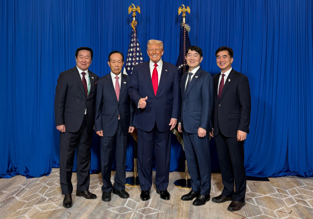 2025 경주 APEC정상회의에서 도널드 트럼프 미국 대통령을 영접한 우양산업개발 힐튼경주의 경영진들이 기념사진을 촬영하고 있다. 사진 왼쪽부터 김남철 부사장,조효식 회장,트럼트 대통령,조영준 대표이사,손명원 이사 순. 힐튼경주 제공
