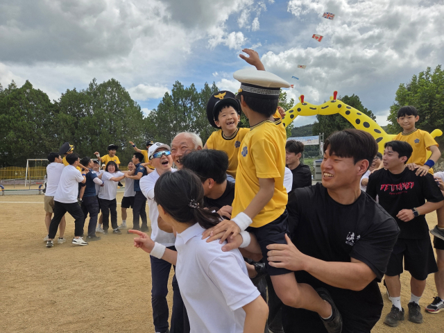 지난 9월 17일 경북 구미 옥성초등학교에서 학생, 학부모, 마을 이장, 경찰, 씨름 선수 등이 함께한 운동회가 열렸다. 구미 옥성초등학교 홈페이지 제공