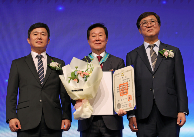 김남철 우양산업개발(주) 힐튼경주 부사장 겸 총지배인(가운데)이 30일 제53회 관광의날 기념식에서 은탑산업훈장을 수훈한 뒤 이경수 한국관광협회중앙회장(왼쪽), 최휘영 문화체육관광부 장관과 기념사진을 촬영하고 있다.문화체육관광부 제공