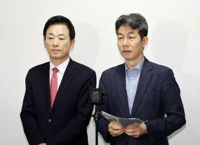 국회 정보위 여야 간사인 더불어민주당 윤건영 의원(오른쪽), 국민의힘 유영하 의원이 30일 정보위 전체회의를 마친 후 브리핑하고 있다. 연합뉴스